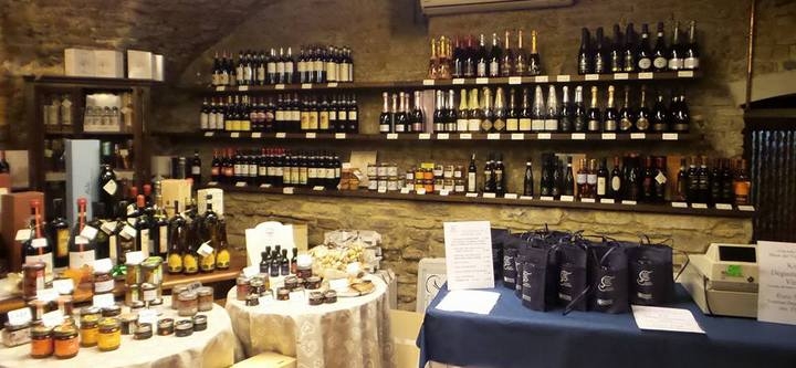 Visita enoteca regionale con degustazione Enogastronomia Folclore Sagre Giochi storici